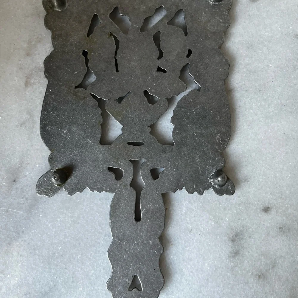 Vtg Virginia Metal Crafter's Trivet -Grapes / scroll Floral Design.